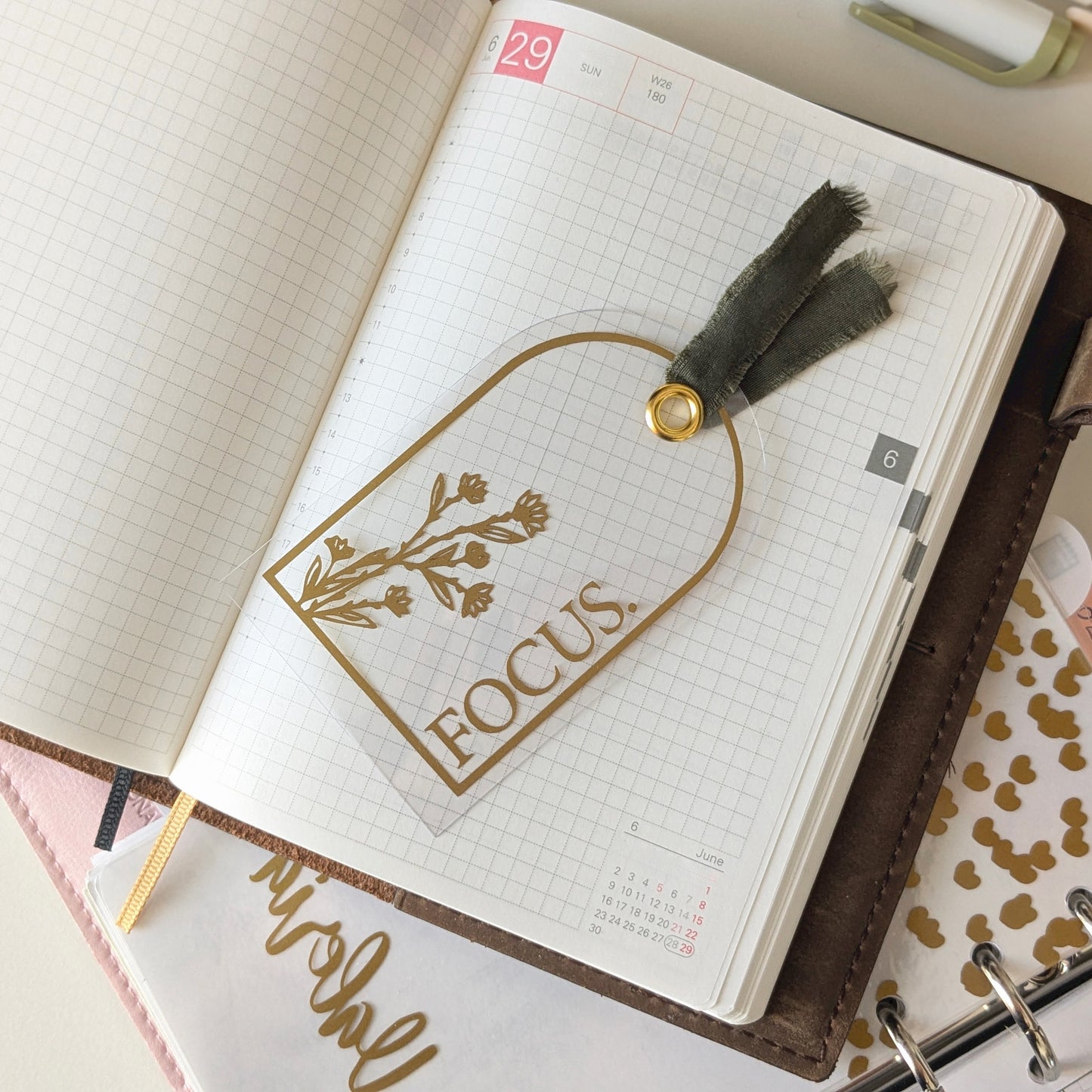 Planner Card in PVC Trasparente e Vinile Oro Opaco e Nastro Verde Oliva